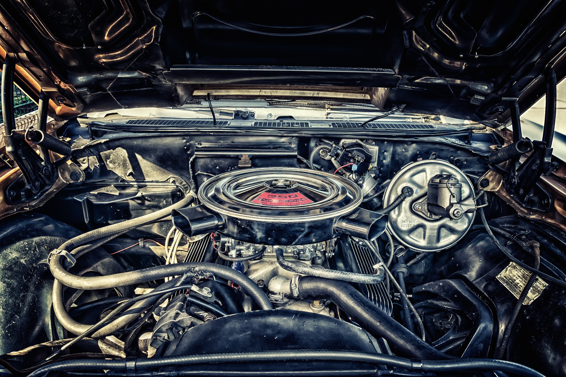 Kluczowe elementy samochodu: co warto wiedzieć o silniku, skrzyni biegów i układzie hamulcowym?