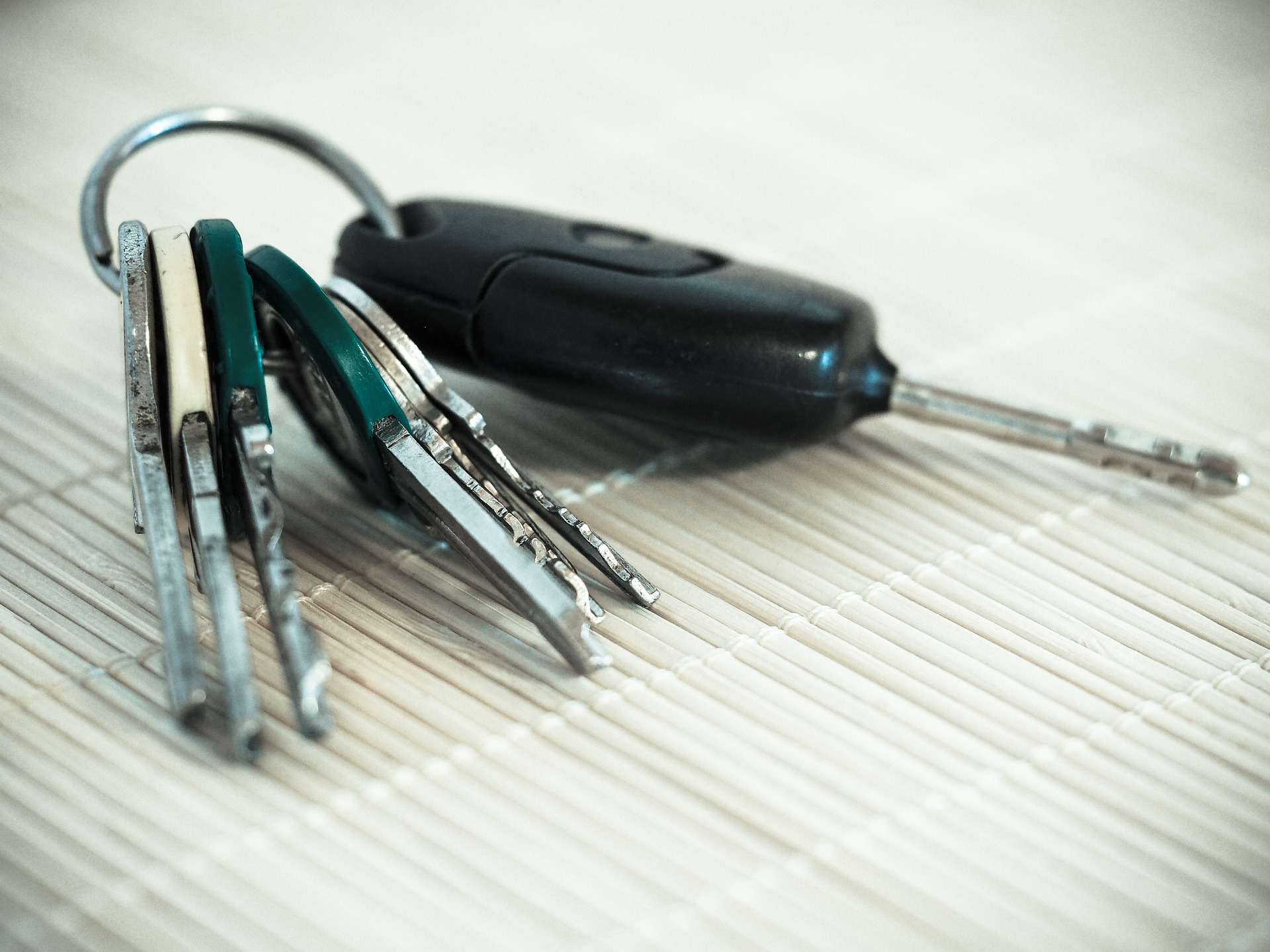 Bywa, że zgubione kluczyki do samochodu są Twoim problemem? Sprawdź, co zrobić w takiej sytuacji.
